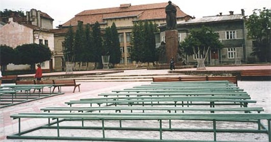 Image - Nadvirna: central square with the Taras Shevchenko monument.